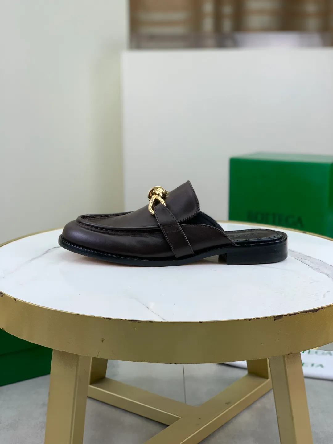 Men's shoes 💰P800 [New model] (genuine leather outsole) water-dyed cow lining 💰High-quality business couple half-slip leather shoes 💎💎💎 BOTTEGA VENETA official website synchronizes the latest top version of BV in the market, accepts material comparison, shoe type comparison, process comparison, practical and textured, versatile and suitable for any occasion, the more you look at it, the more flavorful it becomes. Purely hand-knitted craftsmanship - Upper material, calfskin imported from Italy 🇮🇹 - High-quality water-dyed cowhide lining - Original private model customized leather outsole -Size: Female 35-39 (40 ordered) Male 39-44 (38 45 can be customized) Color: Multiple colors available